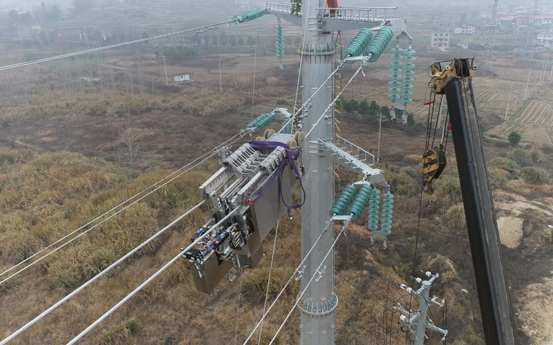 國網湖北送變電工程有限公司成功將間隔棒安裝機器人應用于雙分裂導線間隔棒施工中。方偉拍攝