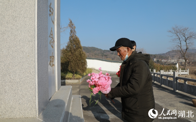  八旬老人姜能山65年來大年初一都會祭拜烈士。人民網 郭婷婷攝