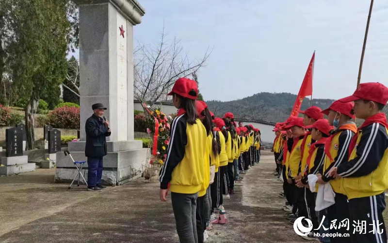 姜能山為當地學生講述革命先烈的故事。受訪者供圖